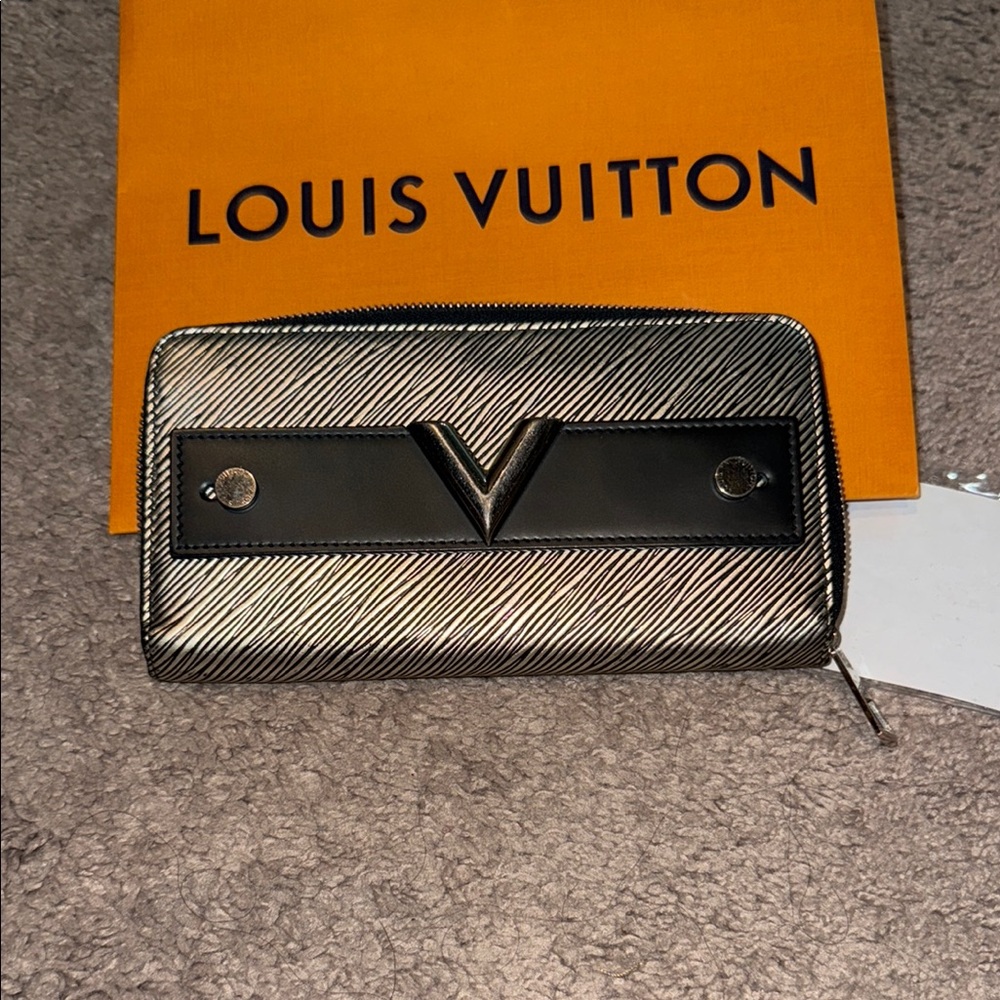 Louis Vuitton Zippy Wallet Limited Edition Essential V Epi Leather